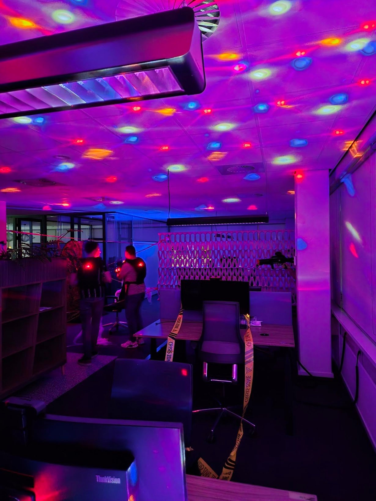 Medewerkers lasergamen op kantoor