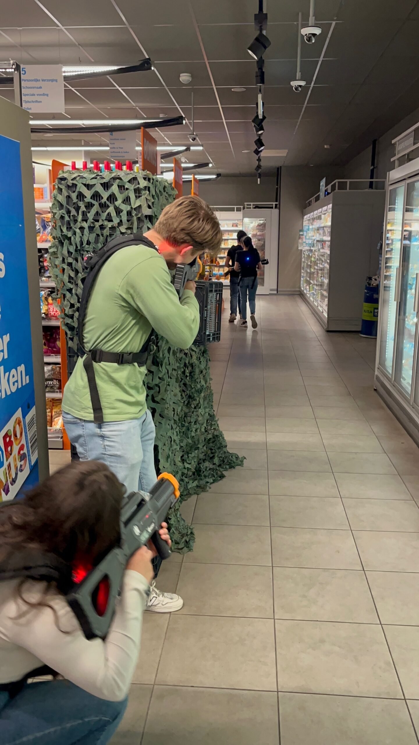 Lasergamen in de supermarkt: Albert Heijn. Actief lasergamen in de gangpaden van de supermarkt.